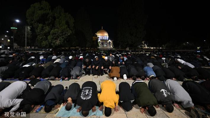 耶路撒冷：巴勒斯坦民众在阿克萨清真寺参加斋月祈祷