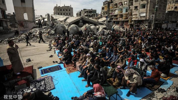 以军空袭拉法清真寺成废墟 巴勒斯坦人残骸中参加祷告