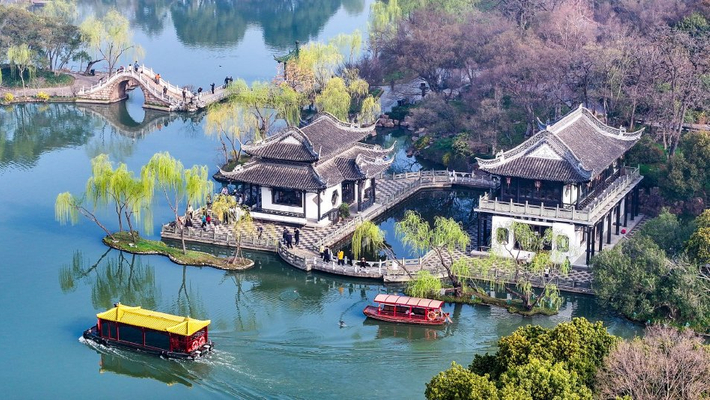 扬州：瘦西湖风景区春意盎然