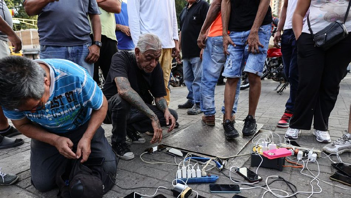 委内瑞拉民众排长队购买物资