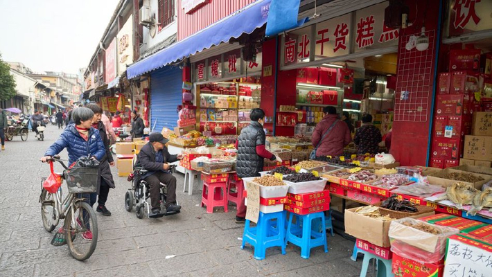 浙江绍兴：萧山街年味渐浓 市民购年货选过年饰品