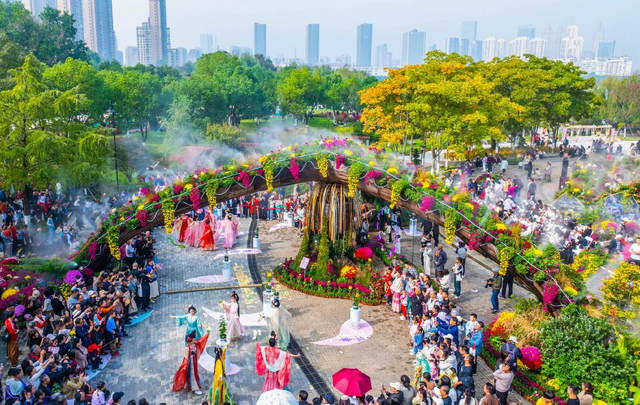 第42届武汉金秋菊展 城市地标元素造型吸引市民观赏