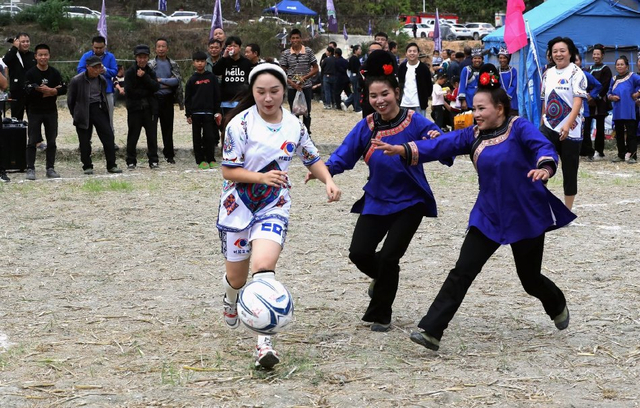 贵州黔东南州：趣味足球赛丰富乡村文化生活
