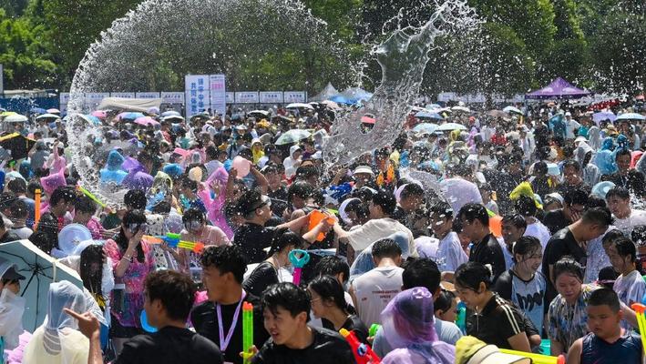 水花四溅笑声扬 贵阳市民畅享夏日清凉