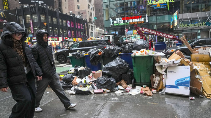 美国纽约街头垃圾堆积如山
