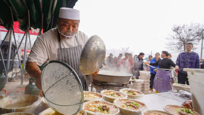 郑州：市民逛洧川大集感受烟火气