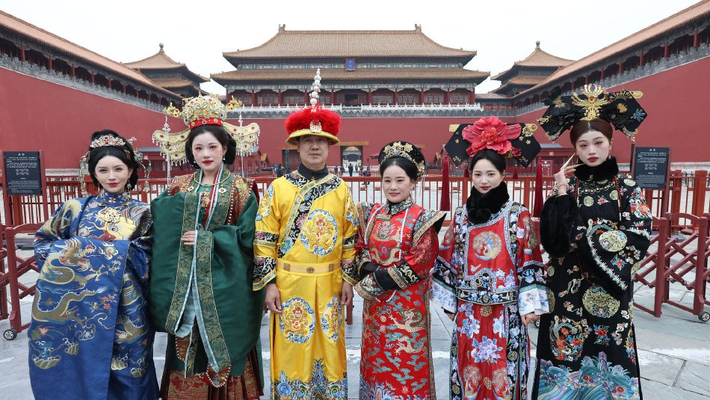 中外游客身着汉服 沉浸式参观故宫