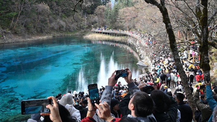 四川阿坝：九寨沟游客如织