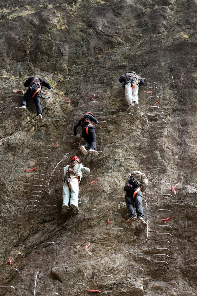河南栾川：户外爱好者攀爬老君山