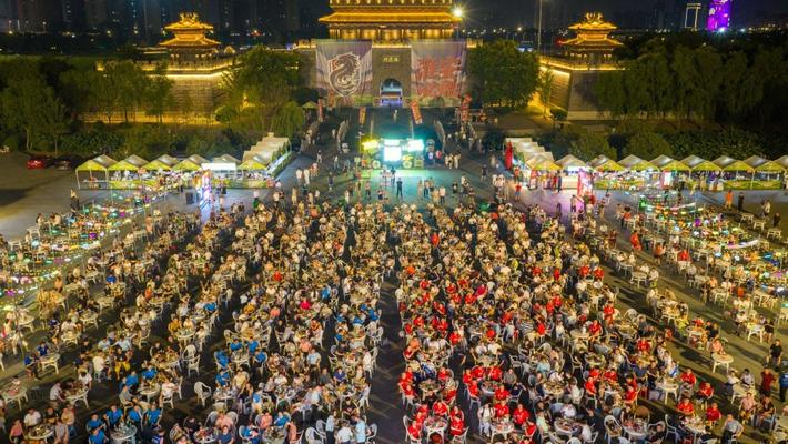 江苏淮安：球迷齐聚漕运门广场观赛“苏超”
