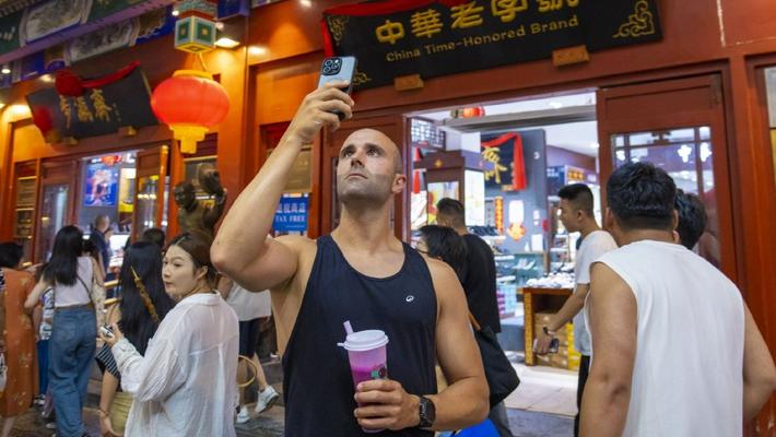 外籍人士“中国游”持续火热 北京前门大栅栏游人如织
