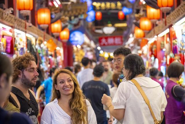 外籍人士“中国游”持续火热 北京前门大栅栏游人如织