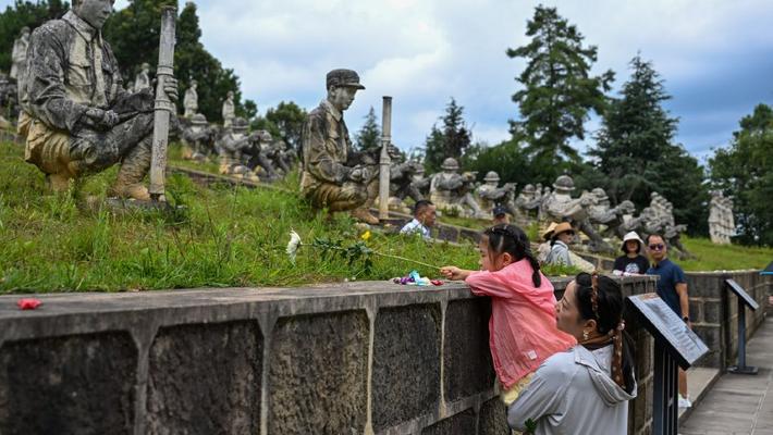 云南保山：游客参观松山战役旧址