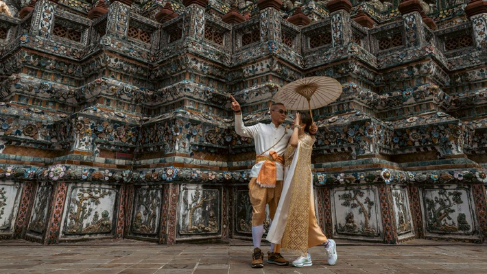 泰国郑王庙吸引游客游览拍照