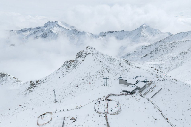 四川阿坝州：达古冰川烟云缭绕 五彩林木遍雪山