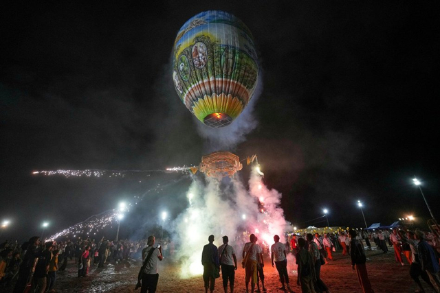 缅甸内比都举行点灯节热气球比赛