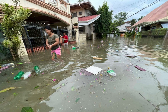 台风“海鸥”席卷菲律宾 洪水淹路树木倒塌