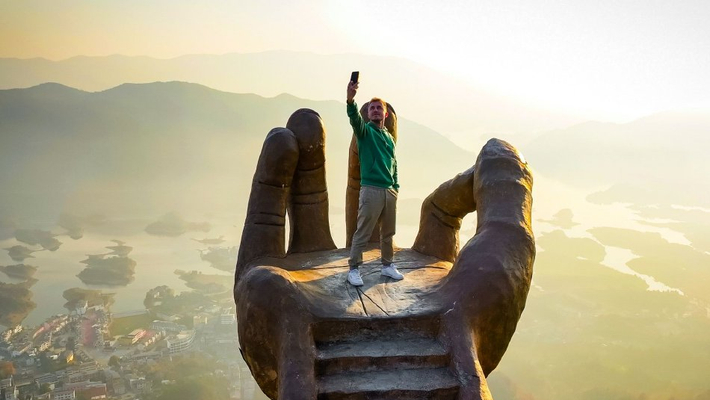 湖北黄石：外国游客打卡佛手雕塑 远眺仙岛湖风光