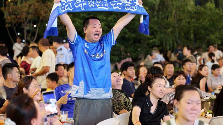 江苏连云港海滨生蚝嘉年华 上千名市民大屏幕前观“苏超”