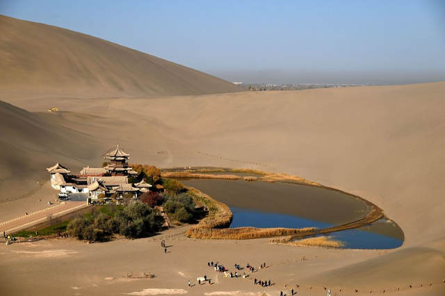 甘肃敦煌：秋色浸润鸣沙山月牙泉 吸引游客观光览胜