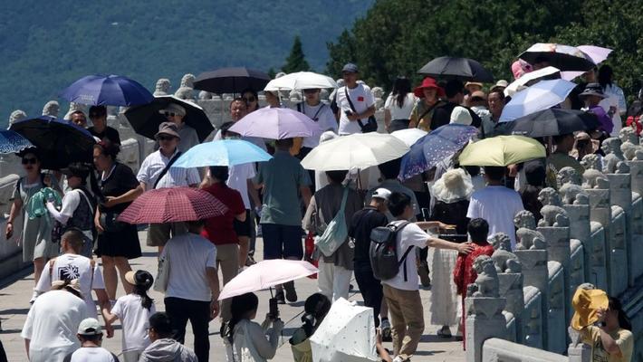北京持续晴热天气 颐和园迎来暑期旅游高峰