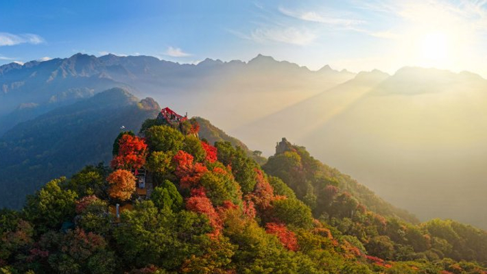西安：红叶点缀山巅 秦岭翠华山云雾缭绕宛如仙境