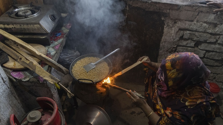 燃气涨价加剧能源危机 孟加拉国家庭遭遇“做饭难”