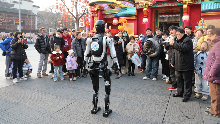 南京：机器人亮相夫子庙吸引游客围观