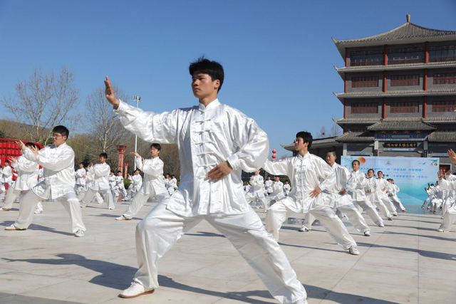 河南焦作:中外拳友齐练太极拳_新浪图片