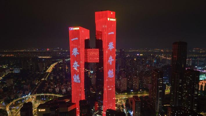江苏南京：高考祝福标语亮相地标建筑