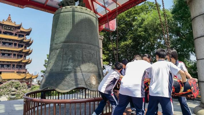 黄鹤楼敲响“千禧钟”为高考学子送祝福