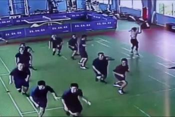 消防员练操时突然出警