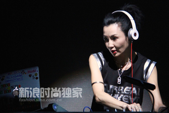 张曼玉变身DJ