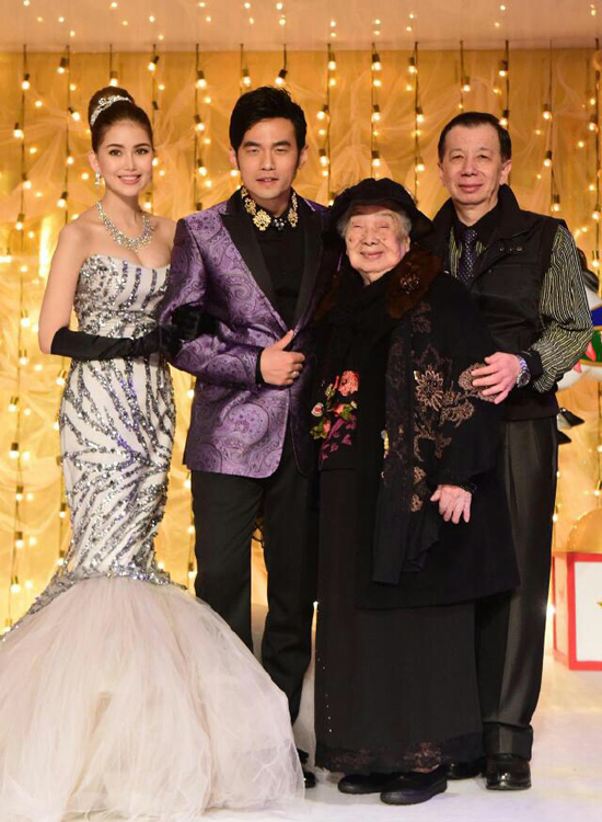 昆凌穿唯美鱼尾亮片抹胸裙