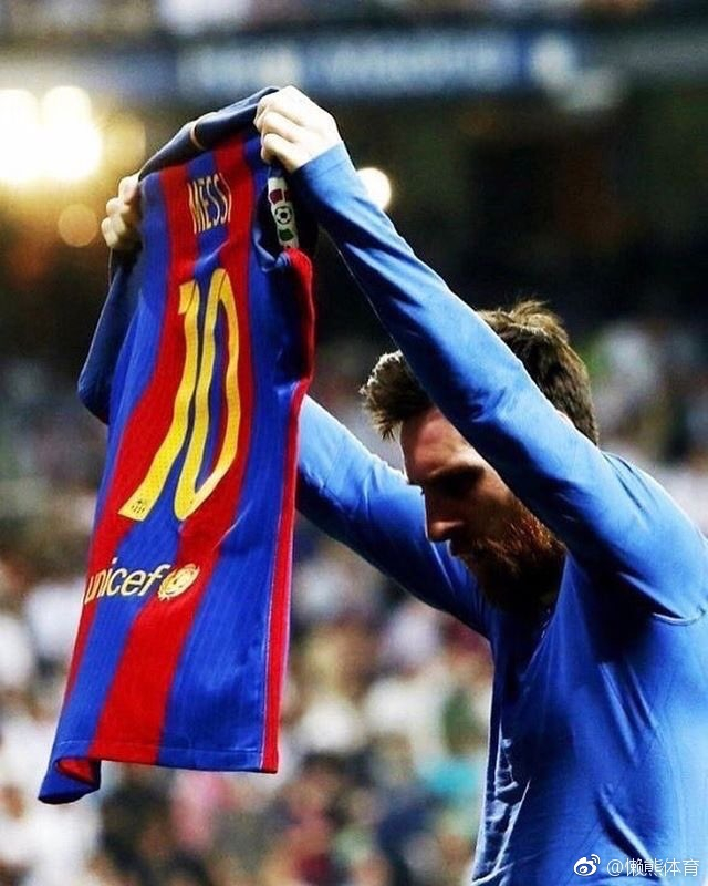 网友恶搞梅西"晒"球衣瞬间_新浪图片