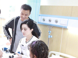 组图：范冰冰探望先心病儿童 空降带去礼物和鼓励