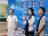 组图：范冰冰探望先心病儿童 空降带去礼物和鼓励