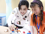 组图：范冰冰探望先心病儿童 空降带去礼物和鼓励