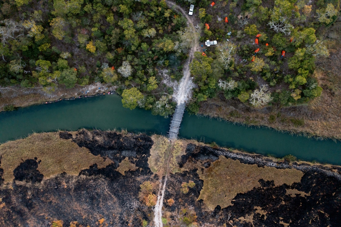 在为期六周的探险中，隆圭本古河探险队每晚都在河边扎营。在出发前几周，前行团队已经在这些地点进行通行及地雷安全检查。 ©National Geographic/Jen Guyton
