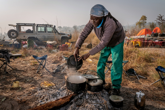 营地经理兼独木舟船长戈博纳芒・凯托在划行“mekoro”一天后准备营地。© National Geographic/Jen Guyton