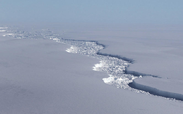 最大万亿吨冰山脱离南极 面积如小国