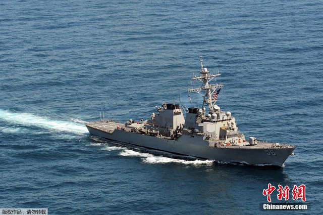 美驱逐舰“麦凯恩”号与商船相撞 舰身明显破损