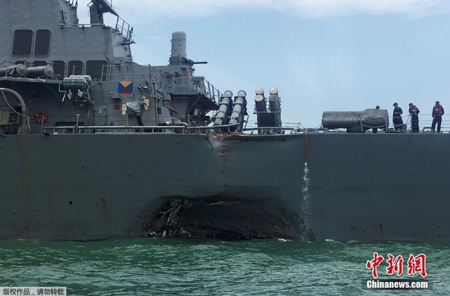 美驱逐舰“麦凯恩”号与商船相撞 舰身明显破损