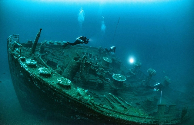 图揭英沉没百年运兵船残骸 锈迹斑驳