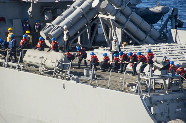 美国海军两栖攻击舰和驱逐舰在菲律宾海训练