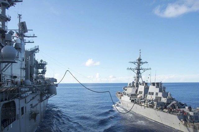 美两栖攻击舰在菲律宾海训练