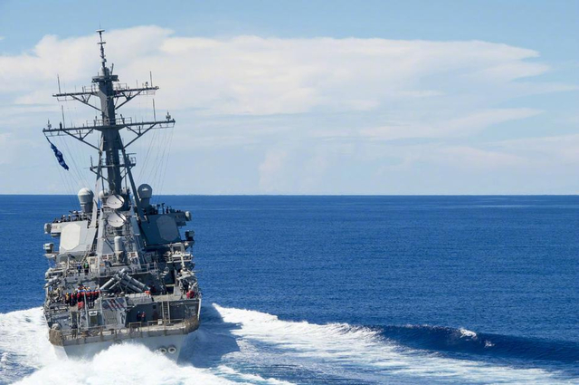 美国海军两栖攻击舰和驱逐舰在菲律宾海训练