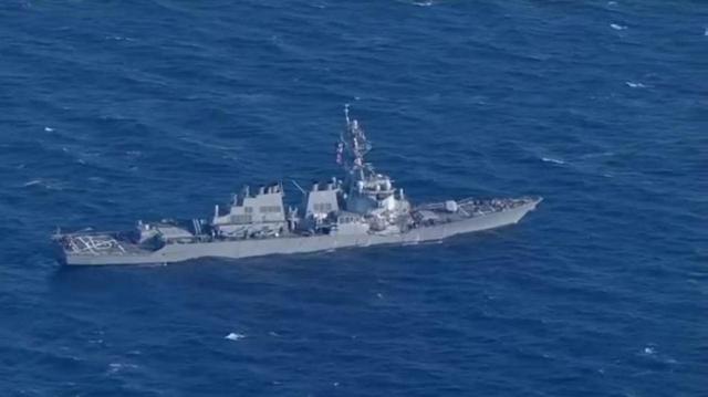 美军舰在日本海域与货轮相撞