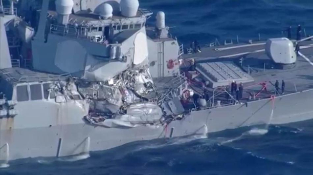 现场惨烈：美军宙斯盾舰在日本海域与货轮相撞