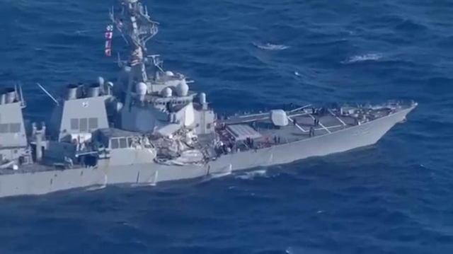 现场惨烈：美军宙斯盾舰在日本海域与货轮相撞